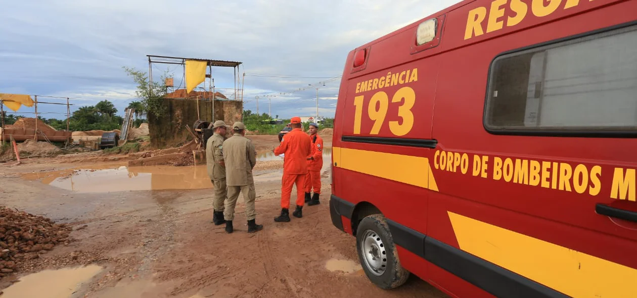 Corpo de Bombeiros no local onde ocorreu o acidente