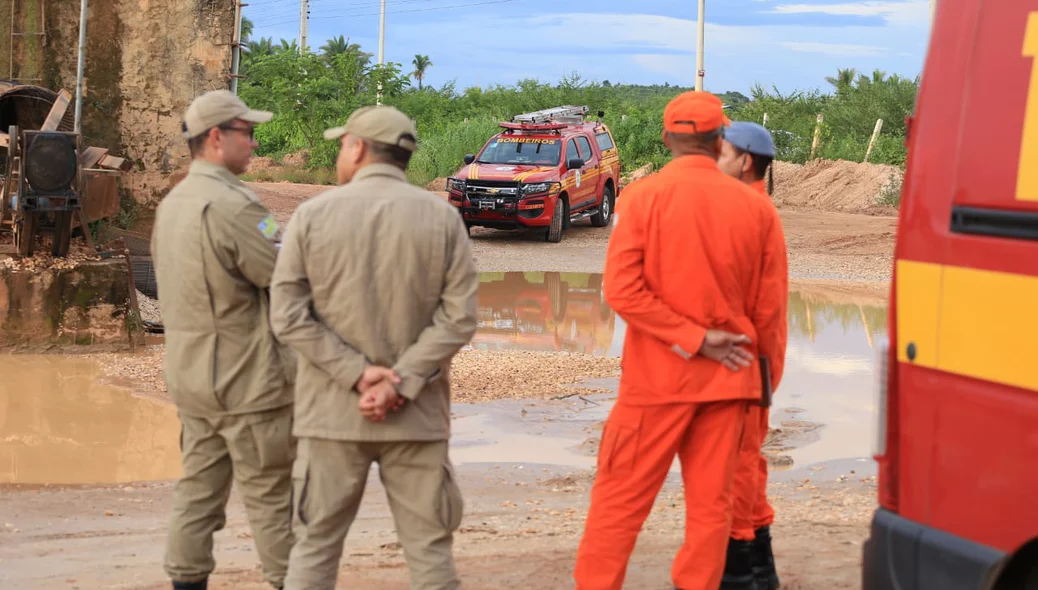 Os bombeiros foram acionados por volta de 16h30min