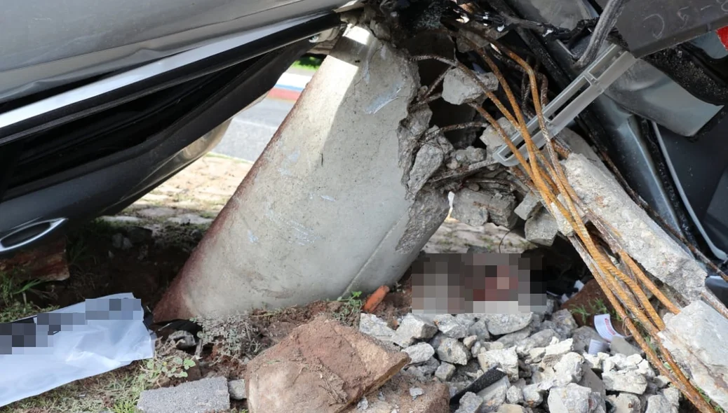 Carro ficou bastante destruído após a colisão