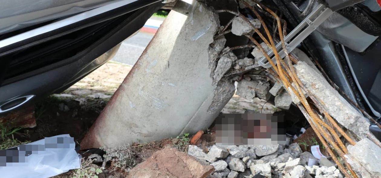 Carro ficou bastante destruído após a colisão