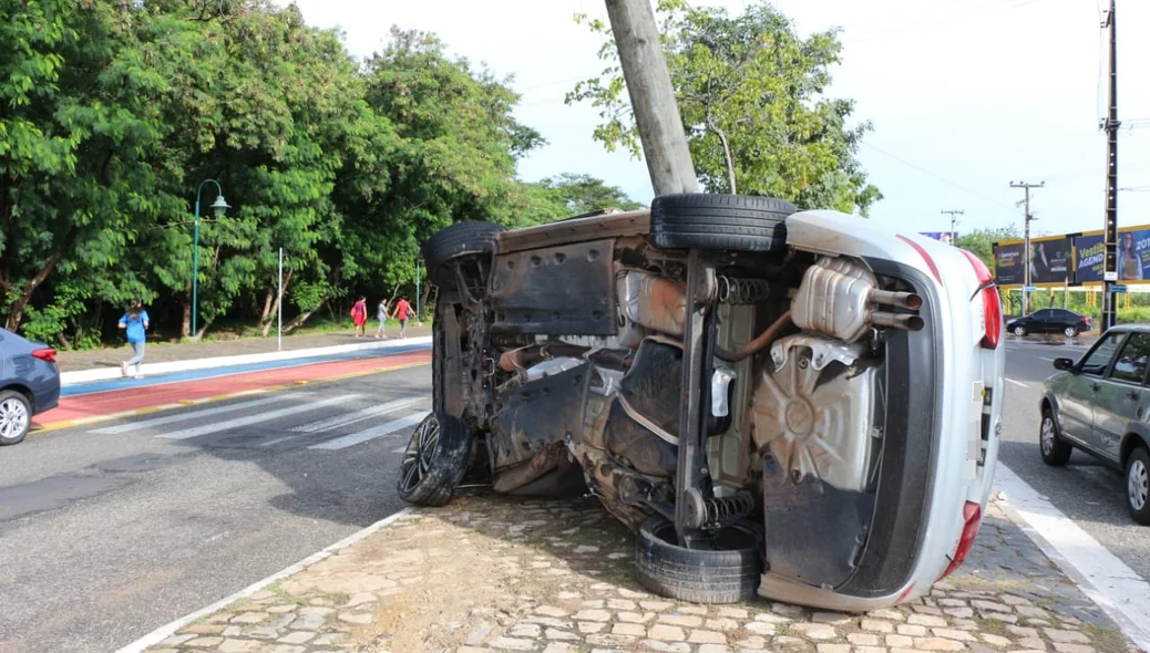 Carro tombou no canteiro central da avenida