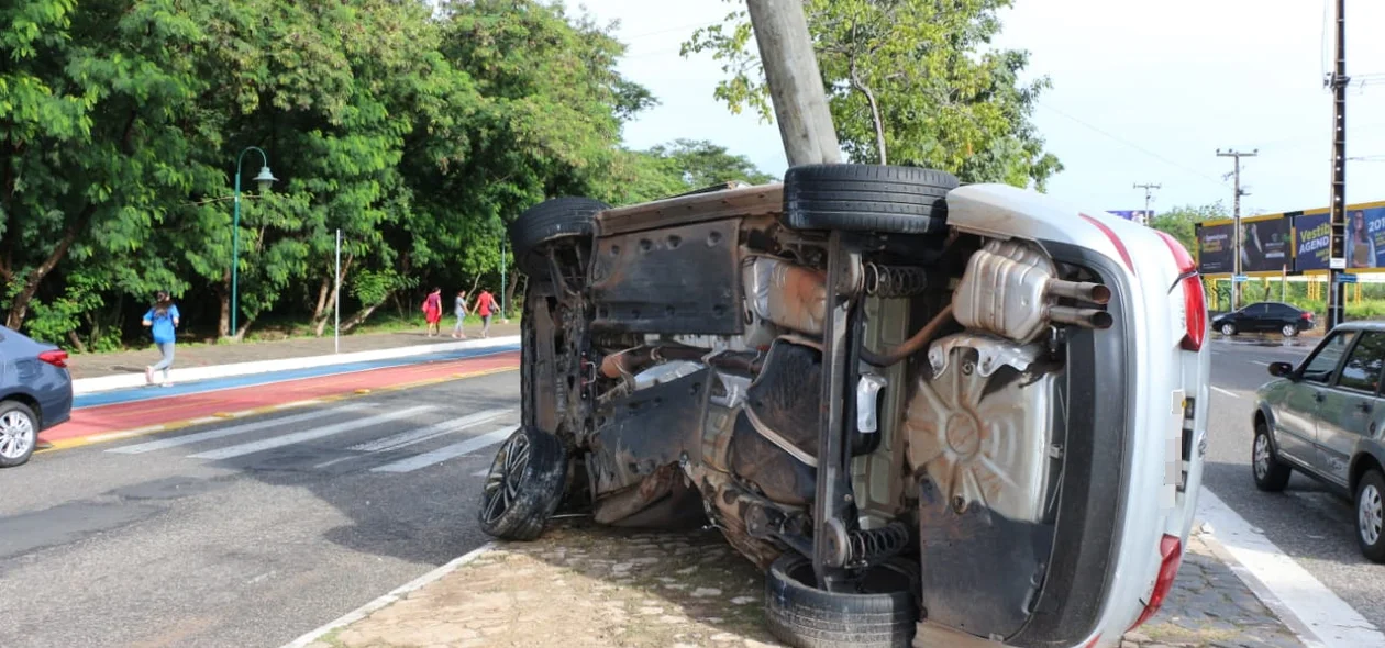 Carro tombou no canteiro central da avenida