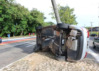 Carro tombou no canteiro central da avenida