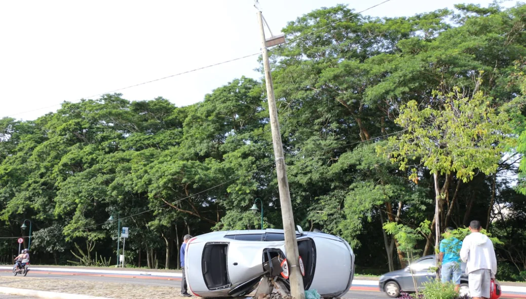 Estrutura do poste ficou presa a rede de energia