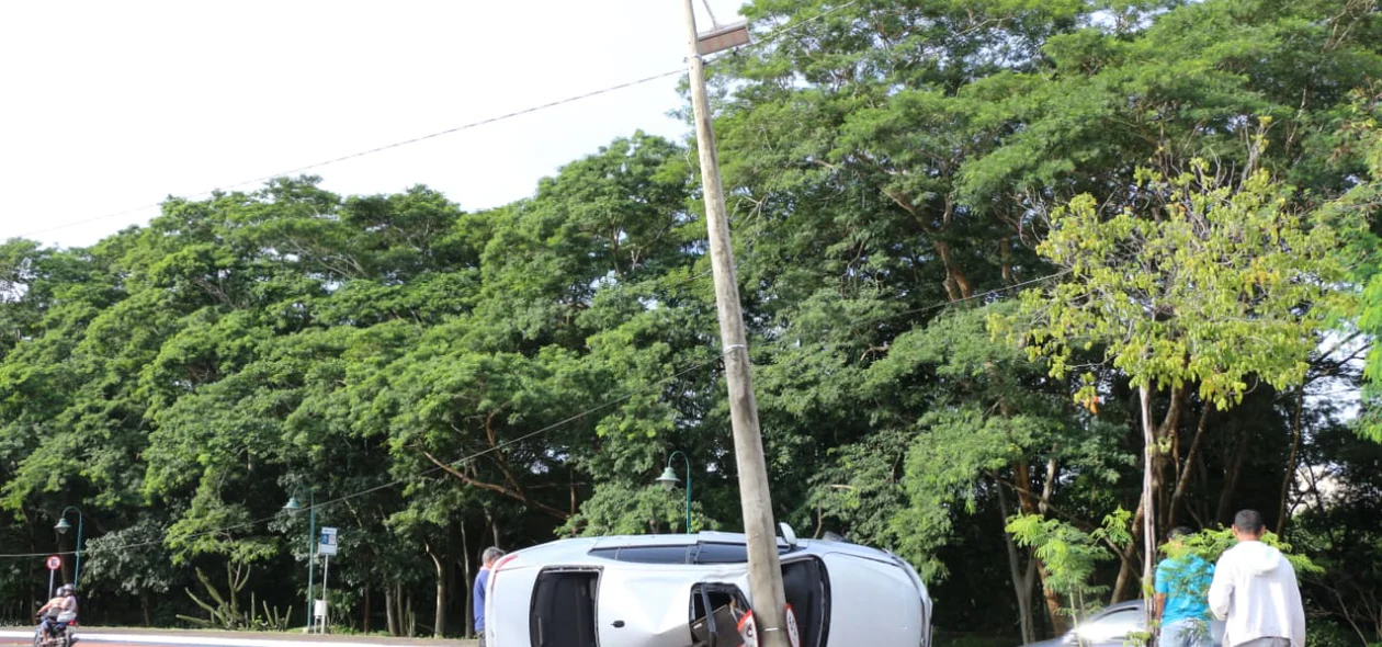 Estrutura do poste ficou presa a rede de energia