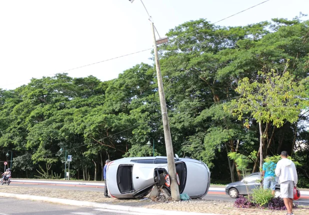 Carro colide em poste na Avenida Raul Lopes em Teresina
