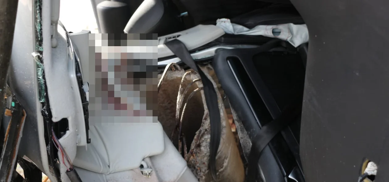 Poste quebrou devido ao impacto do veículo