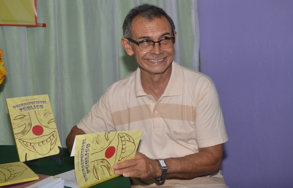 Professor Luiz Egito autografa livro