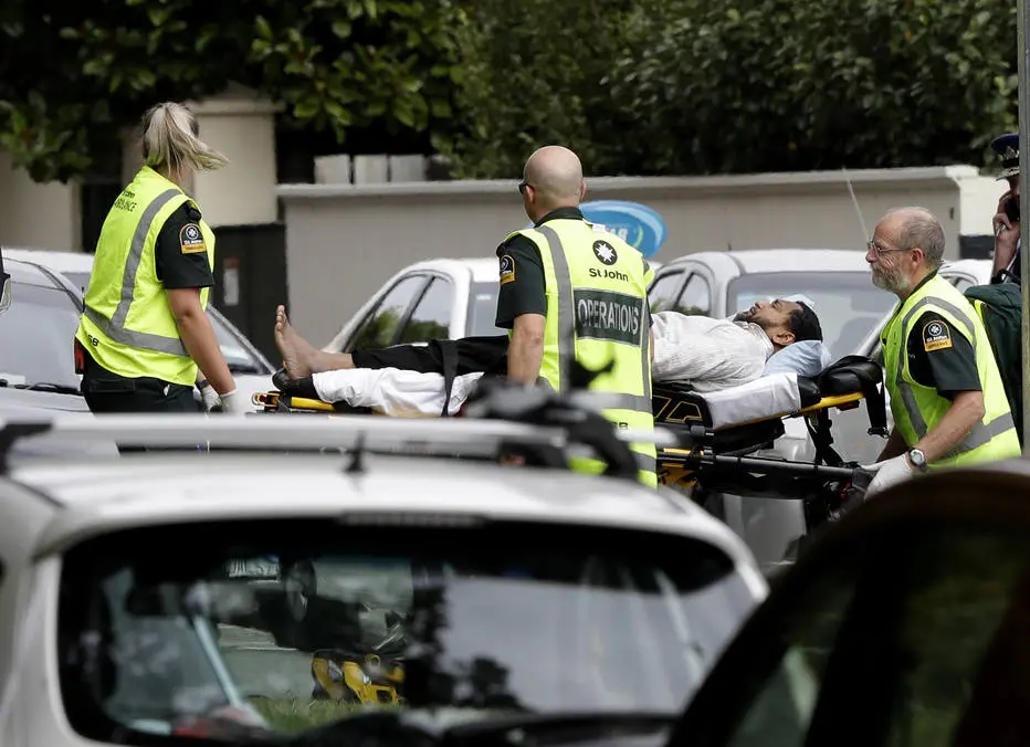 Socorristas retiram homem ferido de mesquita na Nova Zelândia