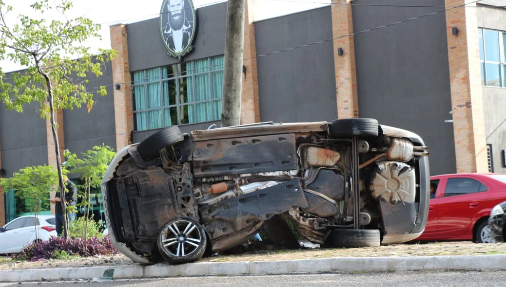 Veículo ficou destruído