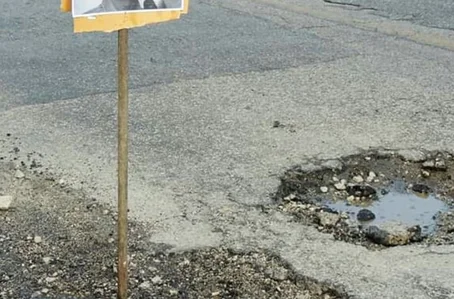 Fotos do prefeito de Sorocaba são colocadas em buracos durante protesto