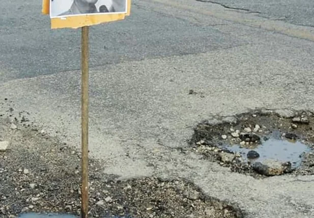 Fotos do prefeito de Sorocaba são colocadas em buracos durante protesto