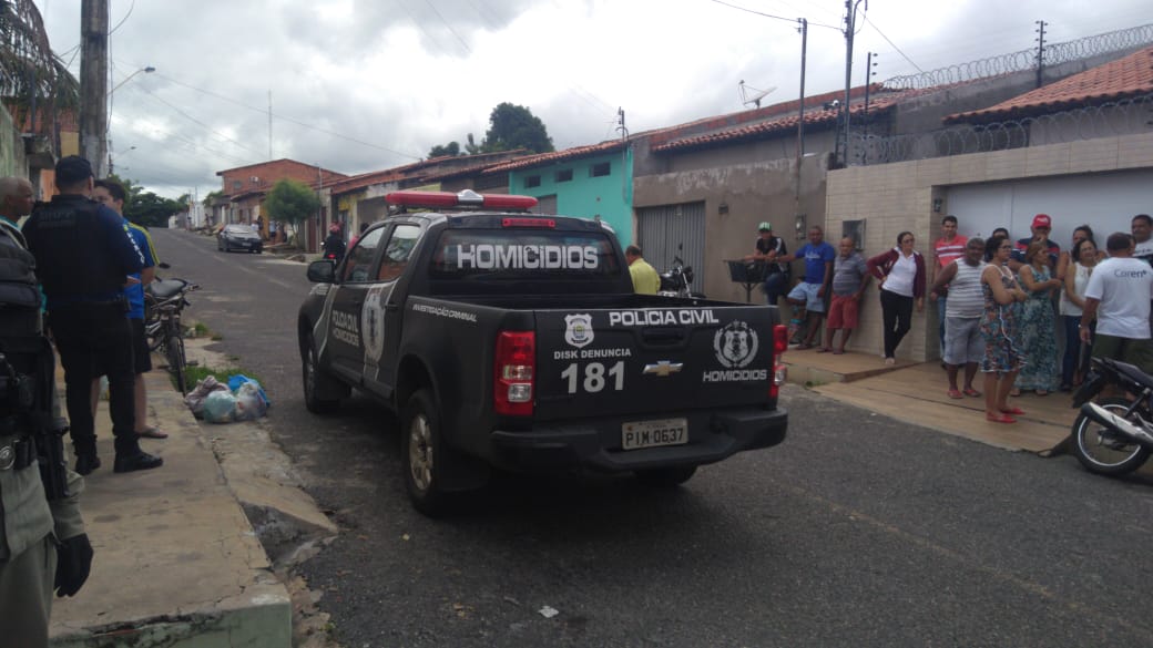 O corpo foi encontrado por populares que acionaram a polícia