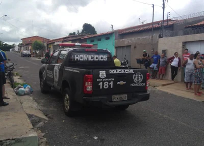 O corpo foi encontrado por populares que acionaram a polícia