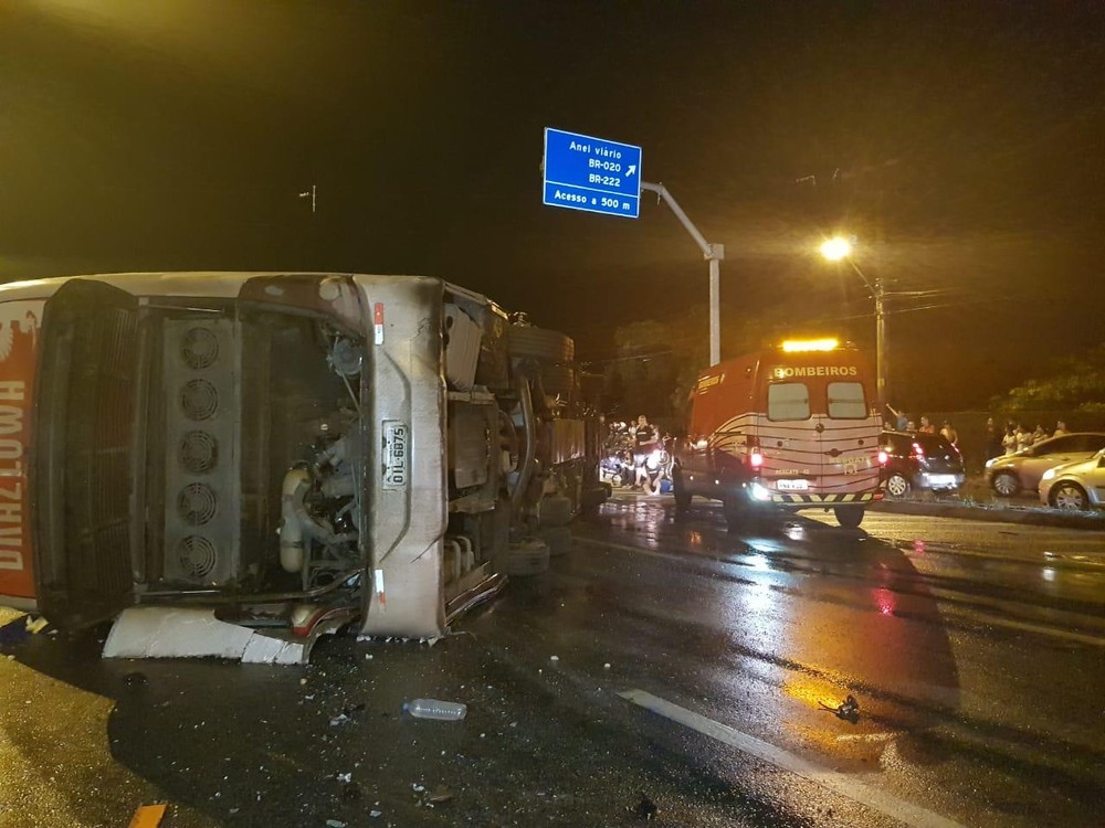 Ônibus tombado na rodovia BR-116