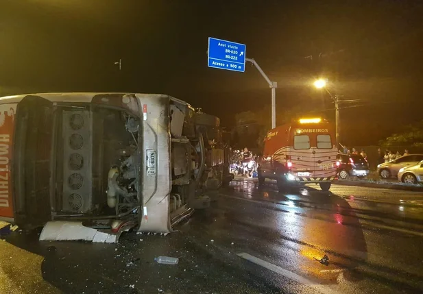 Ônibus tombado na rodovia BR-116