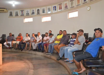 Porprietários de carros de propaganda volante acompanham sessão da Câmara