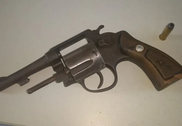 Revólver usado pelo acusado durante a ação