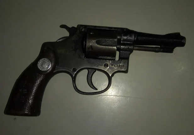 Arma foi apreendida