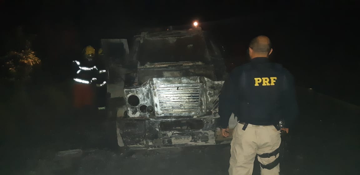 Carro-forte pega fogo na BR 343