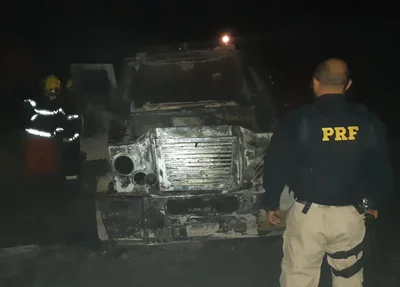 Carro-forte pega fogo na BR 343