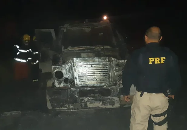 Carro-forte pega fogo na BR 343
