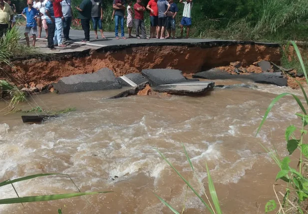 Rompimento de açude causa erosão na BR 316