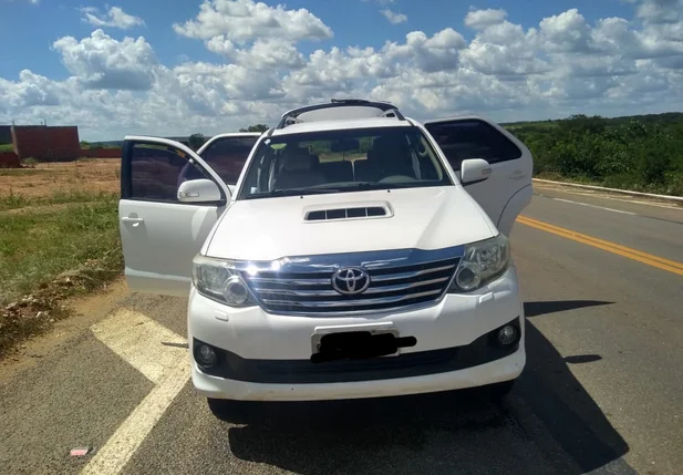 Veículo Hilux roubado de empresário