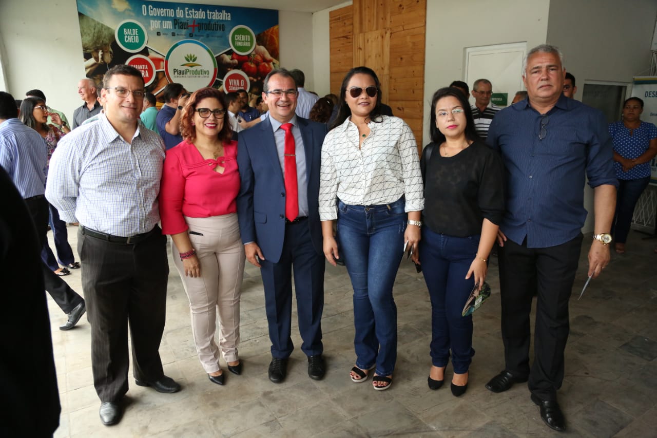 Prefeita Patrícia Leal recebe caminhão do Programa Alimenta Aqui