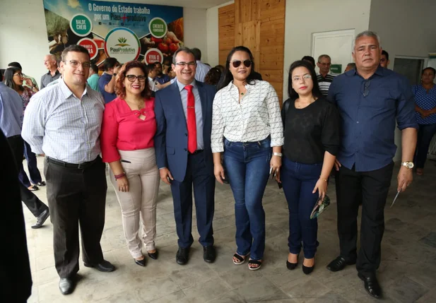 Prefeita Patrícia Leal recebe caminhão do Programa Alimenta Aqui