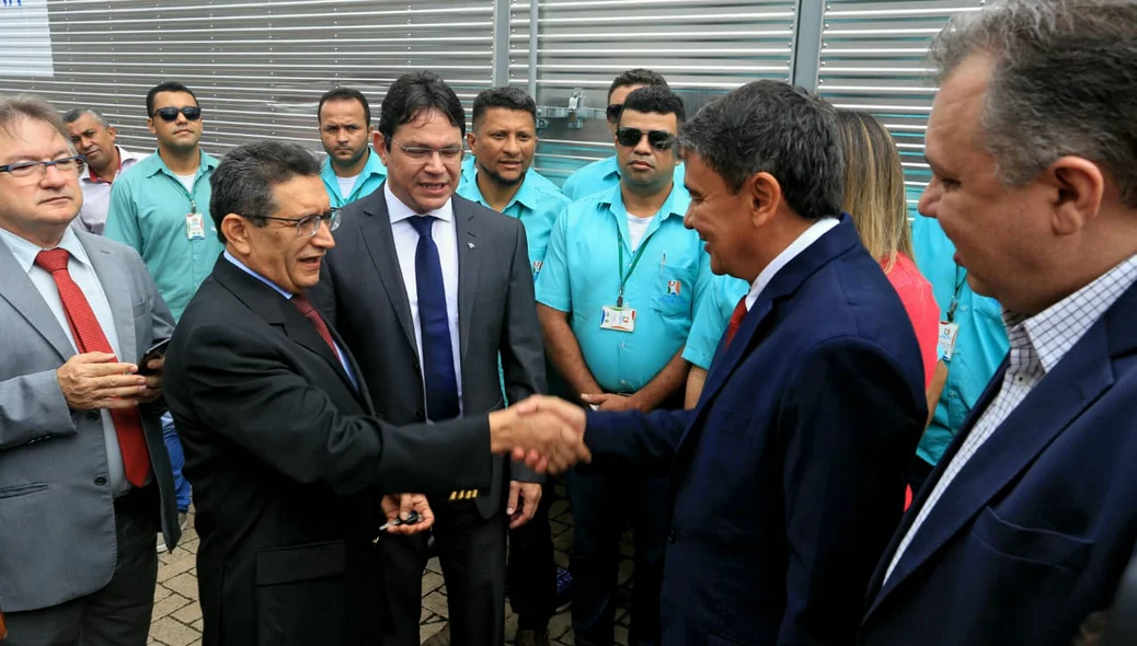 Wellington Dias entrega chave ao diretor do CEIR, Benjamim Pessoa Vale