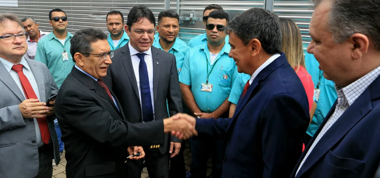 Wellington Dias entrega chave ao diretor do CEIR, Benjamim Pessoa Vale