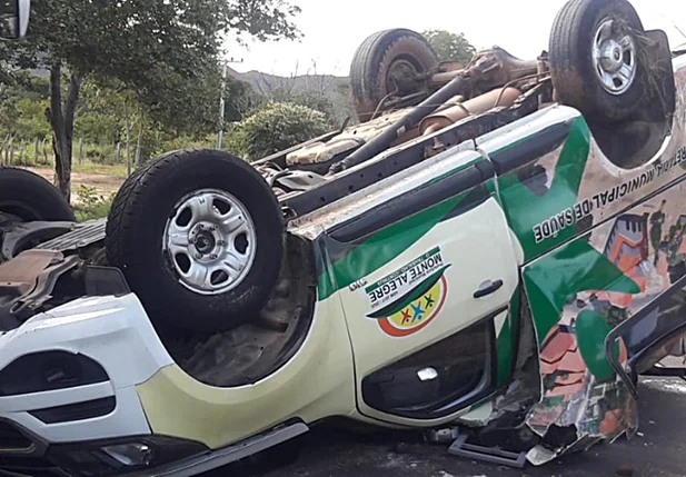 Ambulância que tombou na BR 135 