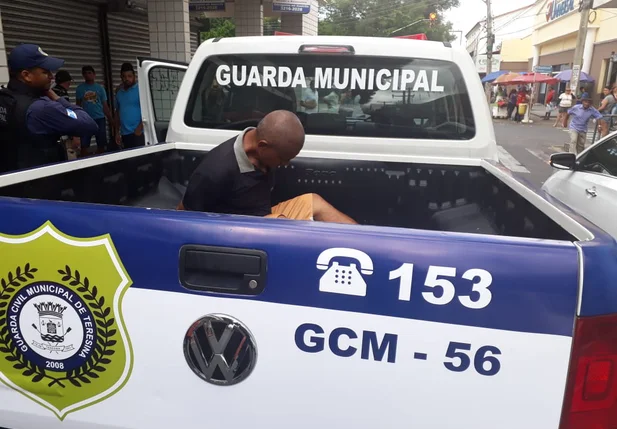 Homem é preso após assalto na Guarda Municipal