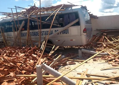Teto caiu sobre um micro-ônibus da UESPI