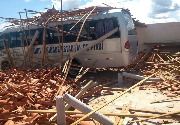 Teto caiu sobre um micro-ônibus da UESPI