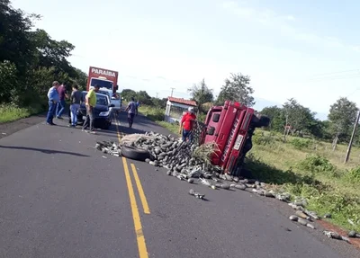 Carga de abacaxis ficaram na pista após acidente