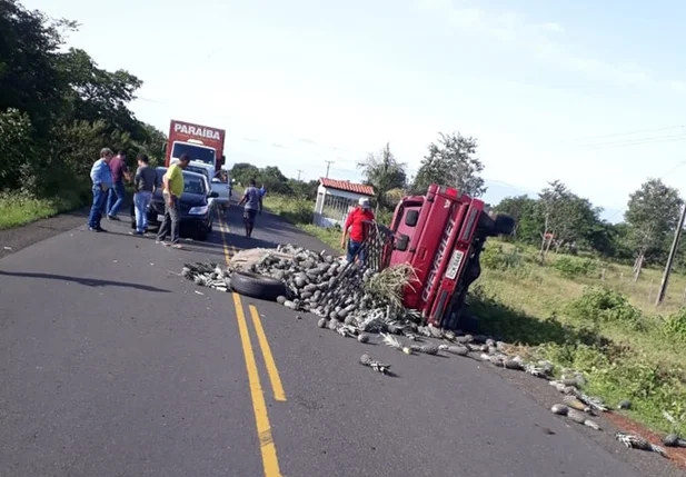 Carga de abacaxis ficaram na pista após acidente