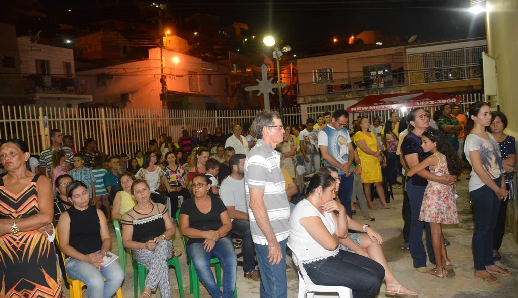 Devotos assistem missa do lado externo da Igreja