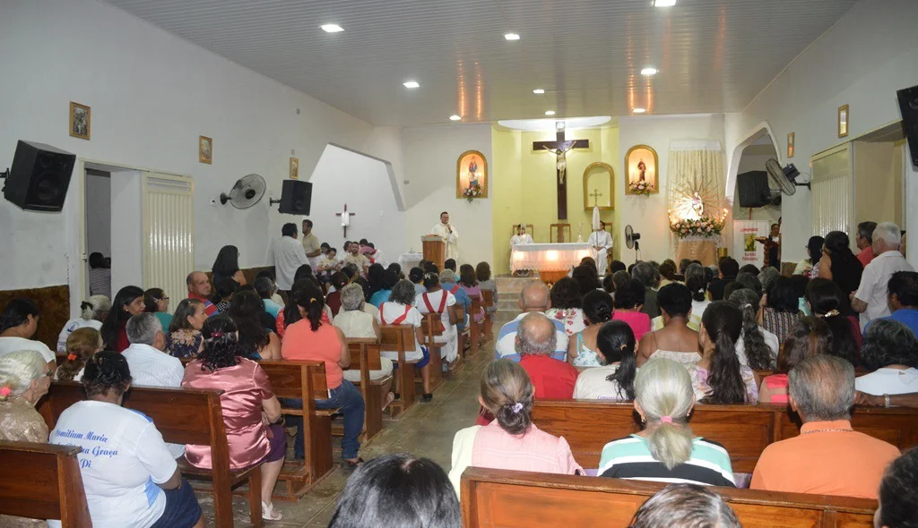 Devotos lotam igreja do bairro Paroquial