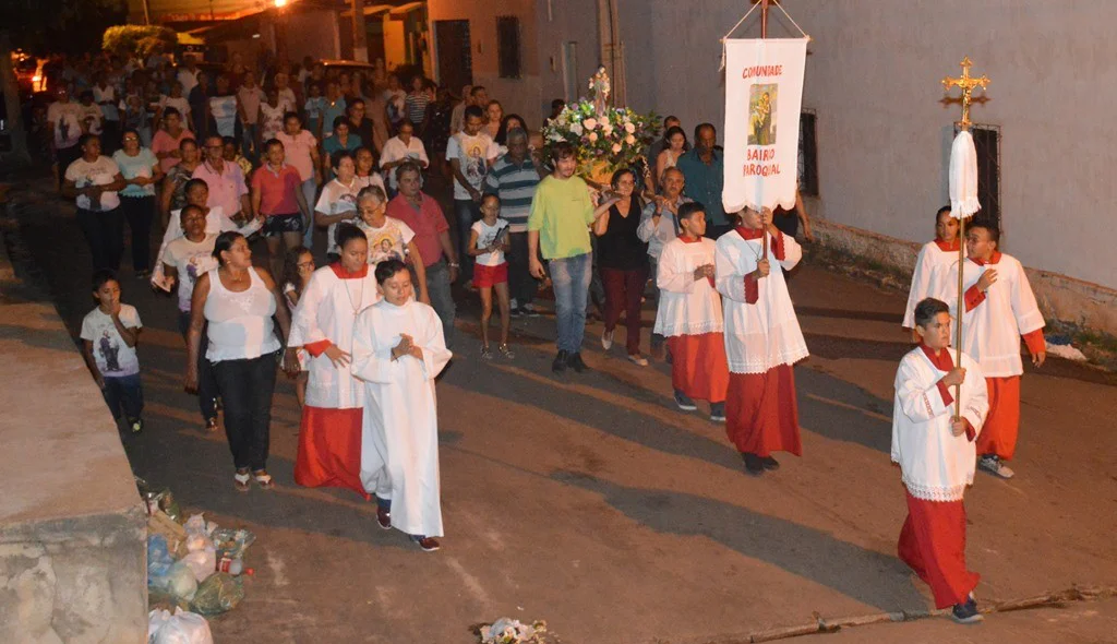 Devotos percorrem rua do bairro em procissão