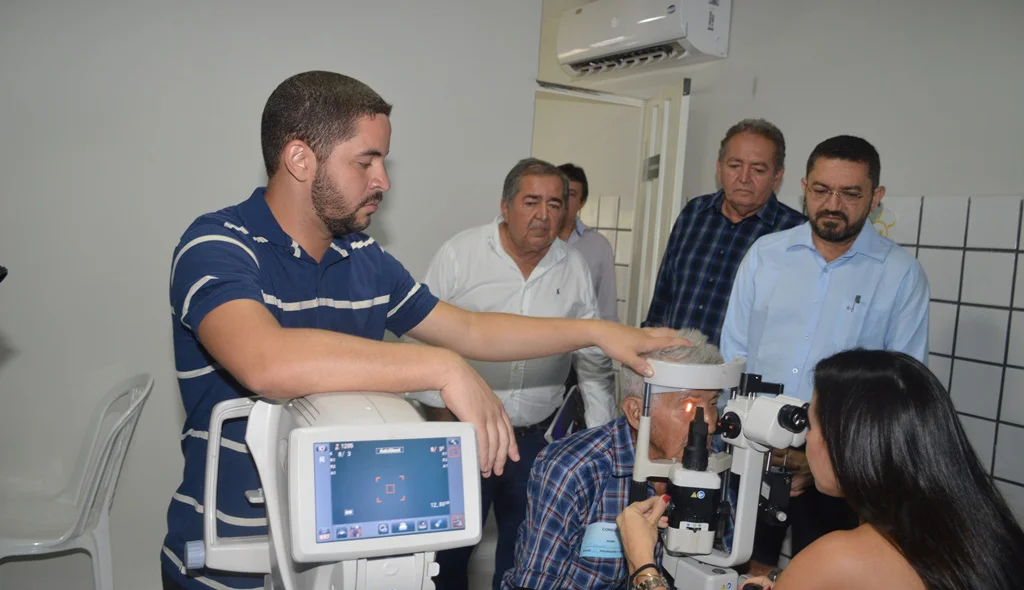 Padre Walmir e Dr. Júnior acompanham primeiro atendimento