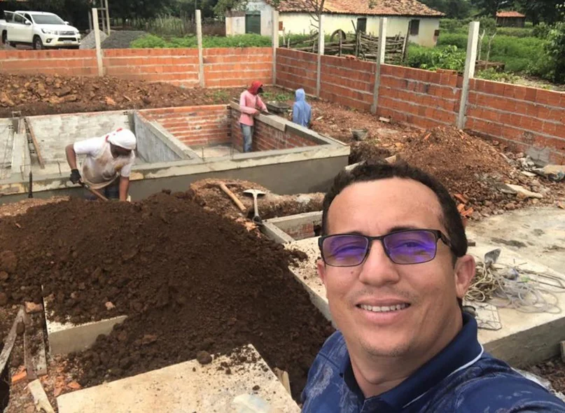 Prefeito Júnior Percy esteve visitando a obra