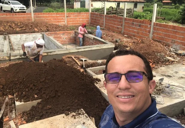 Prefeito Júnior Percy esteve visitando a obra