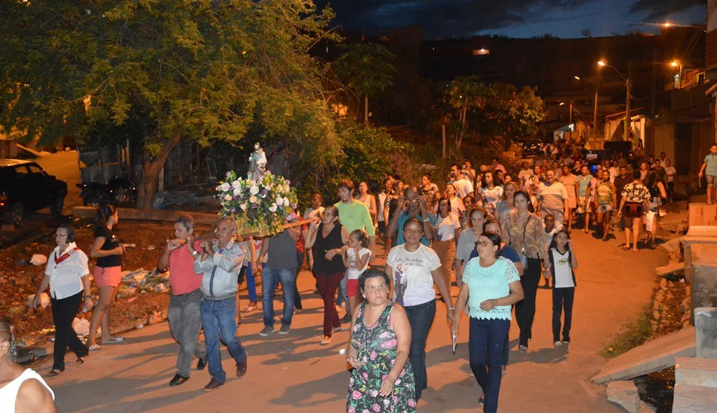 Procissão percorre as ruas do bairro