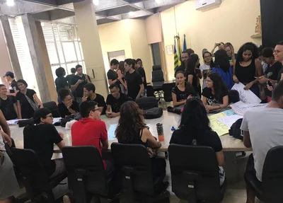 Alunos na reitoria da UESPI