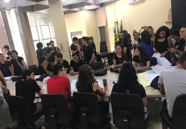 Alunos na reitoria da UESPI