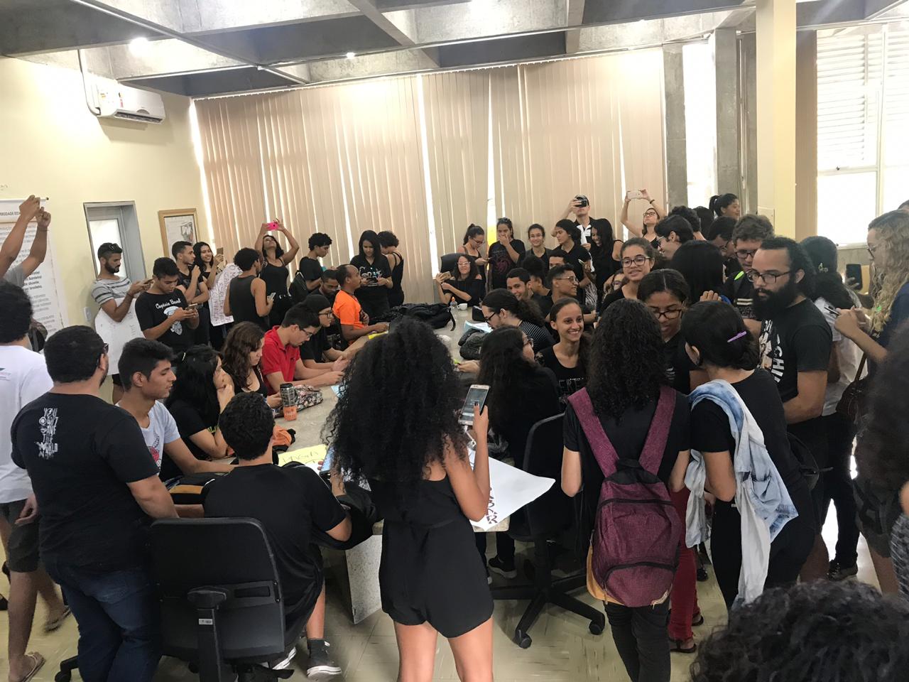 Alunos pretendem ficar ate serem atendidos pelo reitor
