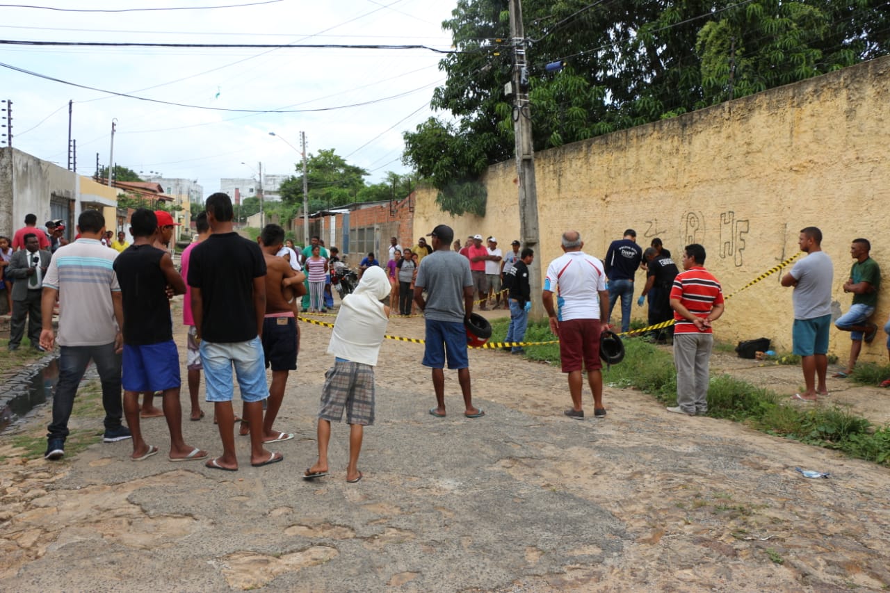 Departamento de Homicídios no local do crime