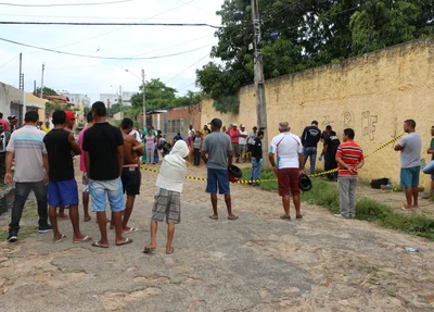 Departamento de Homicídios no local do crime